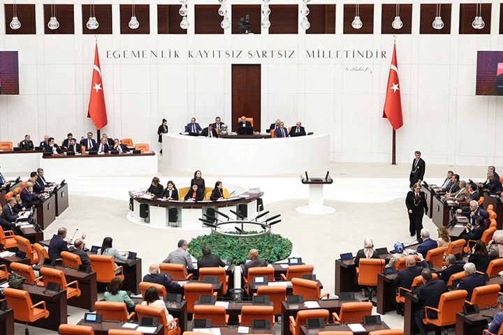 TSK'yı ilgilendiren kanun teklifi yasalaştı... Uzman erbaş, subay ve kamu istihdamına yeni d&uuml;zenlemeler