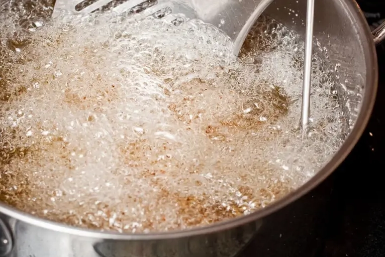 D&uuml;zce'de 4 yaşındaki &ccedil;ocuk kızgın yağda yaralandı!