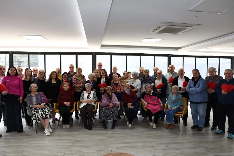 Nil&uuml;ferli kadınlardan huzurevine g&ouml;n&uuml;l k&ouml;pr&uuml;s&uuml;