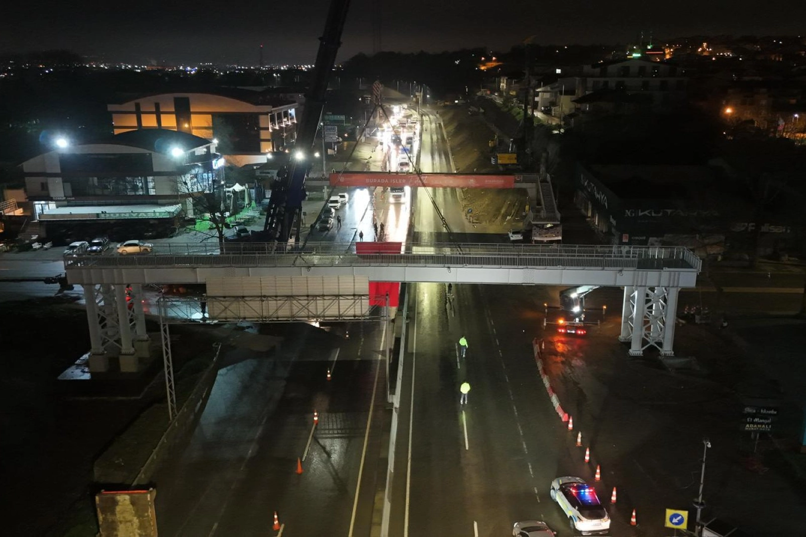 Başiskele Kavşağı&rsquo;nda &lsquo;78 tonluk&rsquo; gece mesaisi