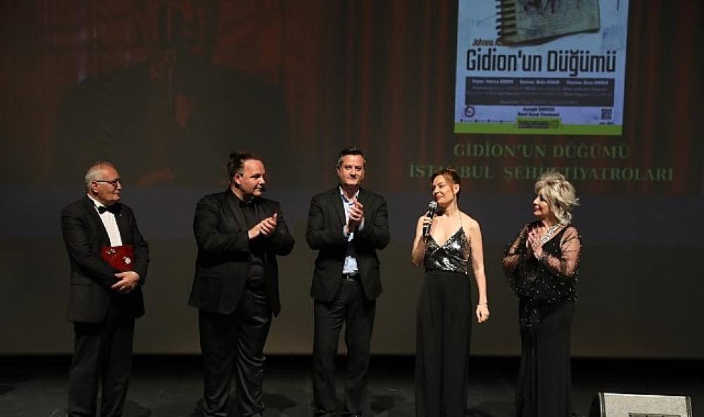 İBB Şehir Tiyatroları 9. &Uuml;ST&Uuml;N AKMEN &Ouml;D&Uuml;LLERİ'NDE ŞEHİR TİYATROLARI'NA &ldquo;FARKINDALIK &Ouml;D&Uuml;L&Uuml;"