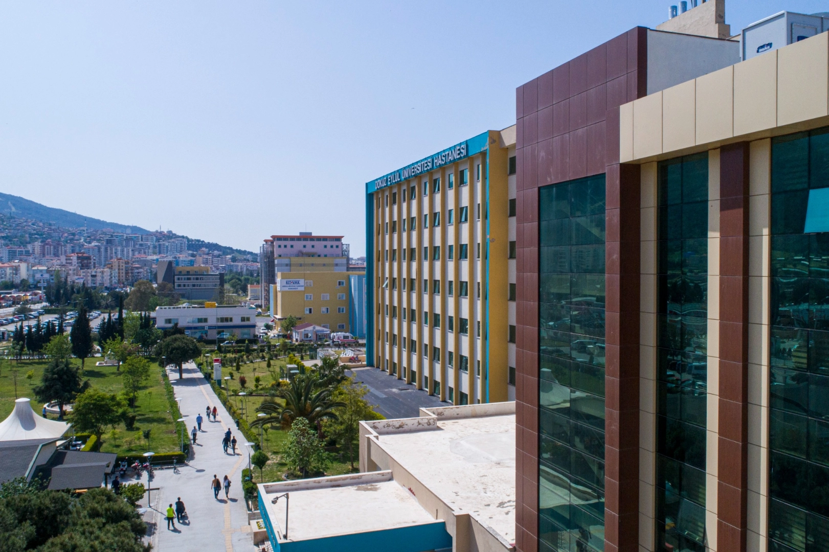 Dokuz Eyl&uuml;l nitelikli hekim kadrosunu g&uuml;&ccedil;lendirdi