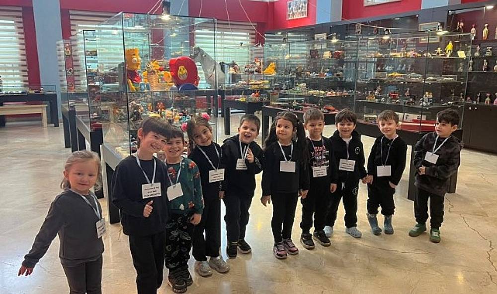 Kreş &ouml;ğrencileri, dinozor ve oyuncak m&uuml;zesini ziyaret etti