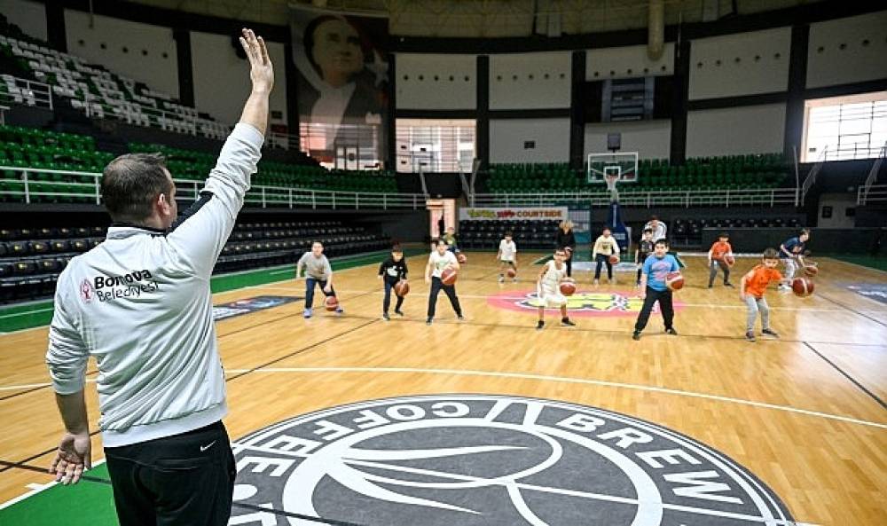 Bornova'da &ccedil;ocuklar sporla b&uuml;y&uuml;yor