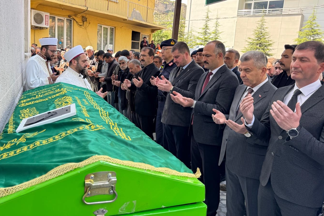 126 g&uuml;n &ccedil;ığ altında kalan talihsiz &ccedil;oban son yolculuğuna uğurlandı