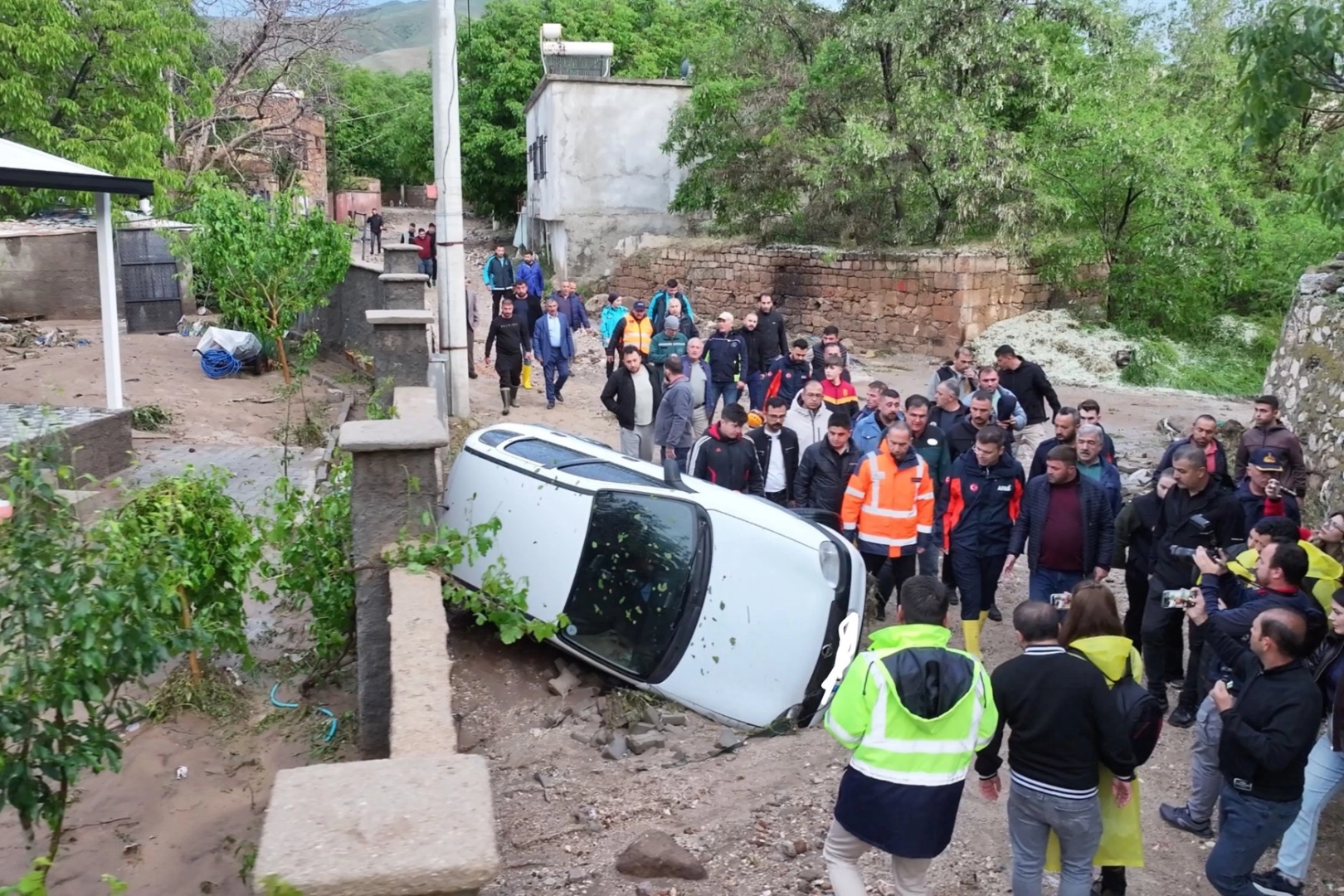Niğde G&uuml;m&uuml;şler'de sel felaketi: 1 &ouml;l&uuml;, 5 yaralı! Hasar tespitler s&uuml;r&uuml;yor