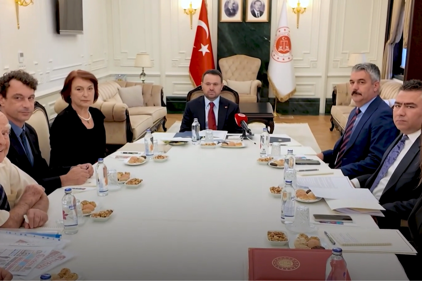 Bakan G&uuml;rlek Mumcu ailesiyle g&ouml;r&uuml;şt&uuml;