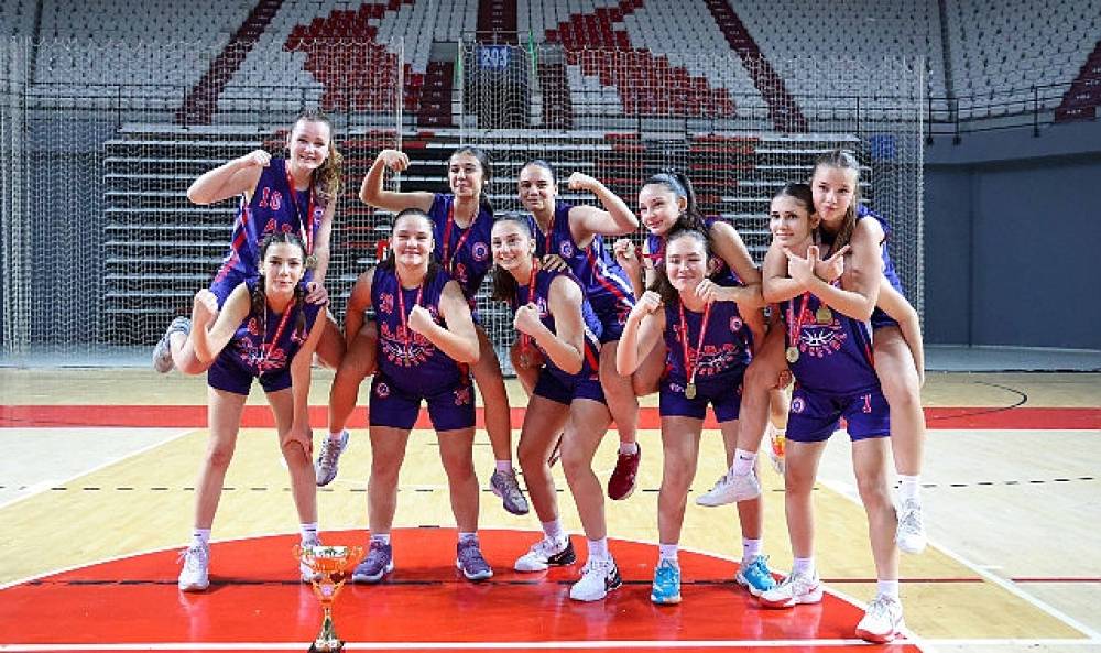 Büyükşehir'in basketbolcu kızları Antalya şampiyonu oldu