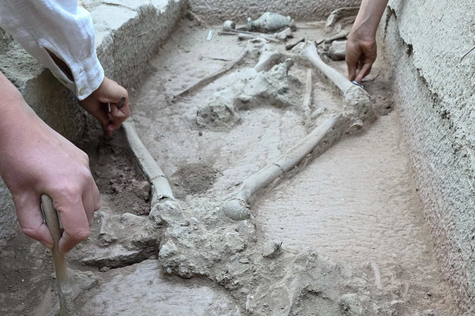 Aspendos&rsquo;ta 2 bin 400 yıllık gizem... G&uuml;reş&ccedil;i mezarı ortaya &ccedil;ıktı