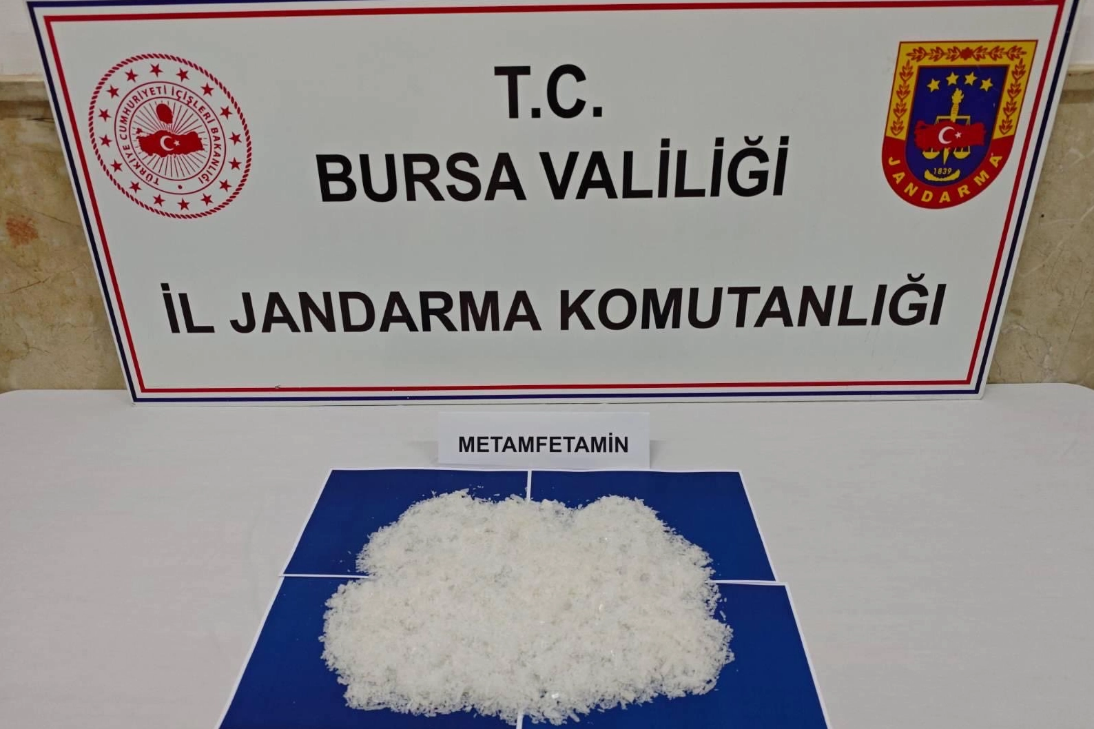 G&uuml;rsu&rsquo;da uyuşturucu operasyonu... İş yerinden 1,9 kilogram metamfetamin &ccedil;ıktı