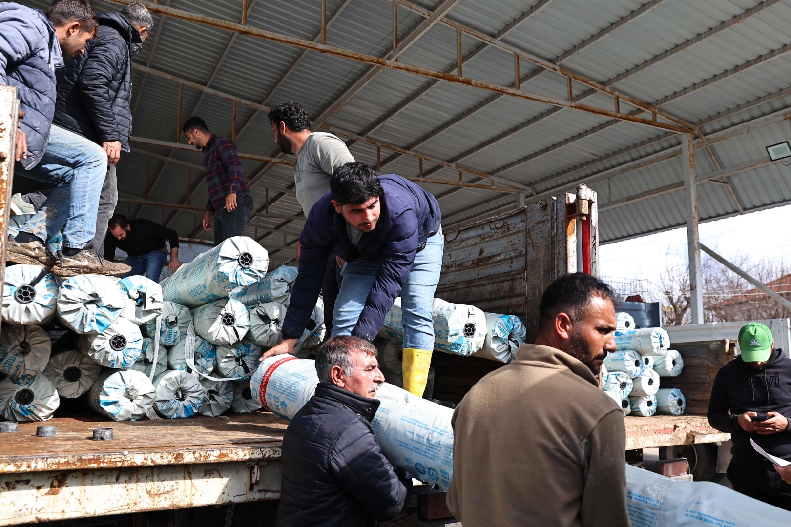 Antalya B&uuml;y&uuml;kşehir&rsquo;den &uuml;reticiye sera naylonu desteği