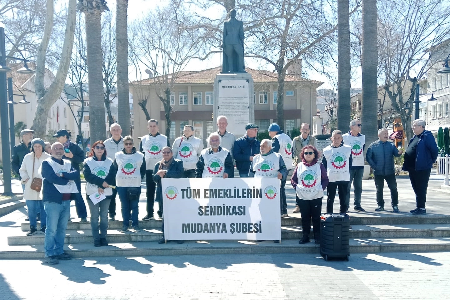 Emekliler Mudanya'dan seslendi: Emeklinin y&uuml;z&uuml; g&uuml;lmeden bayram gelmez