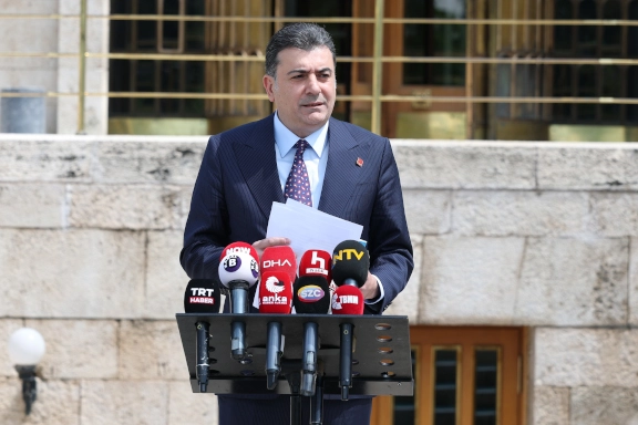 CHP&rsquo;de yeni kriz! Zeynel Emre, PM&rsquo;nin d&uuml;şt&uuml;ğ&uuml;n&uuml; savundu
