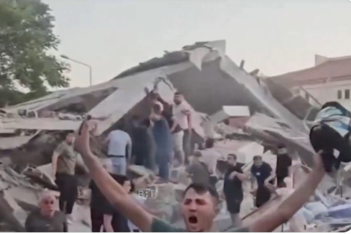 Sındırgı&rsquo;da bir bina yıkıldı