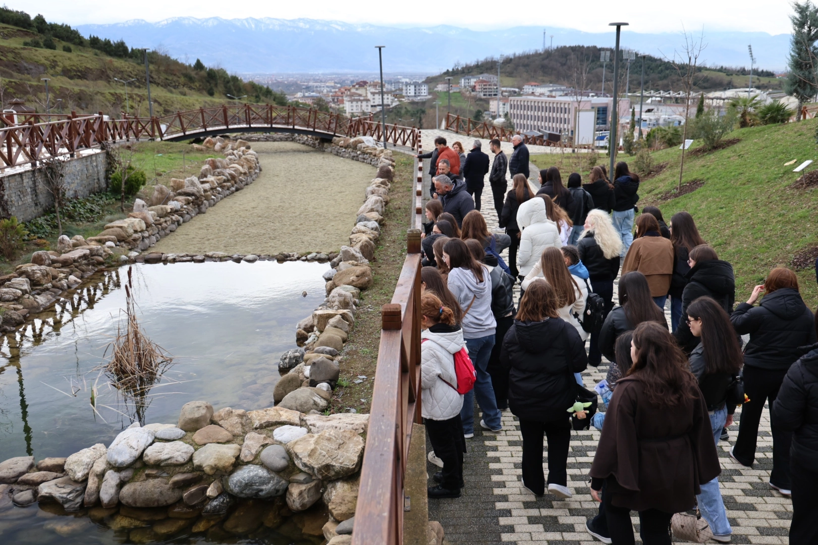 D&uuml;zce &Uuml;niversitesi'nin Bilim Kafe&rsquo;de siyah &ccedil;eltik ele alındı