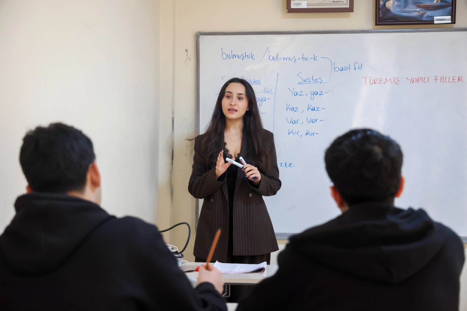 Antalya'da  gen&ccedil;lere eğitim desteği s&uuml;r&uuml;yor