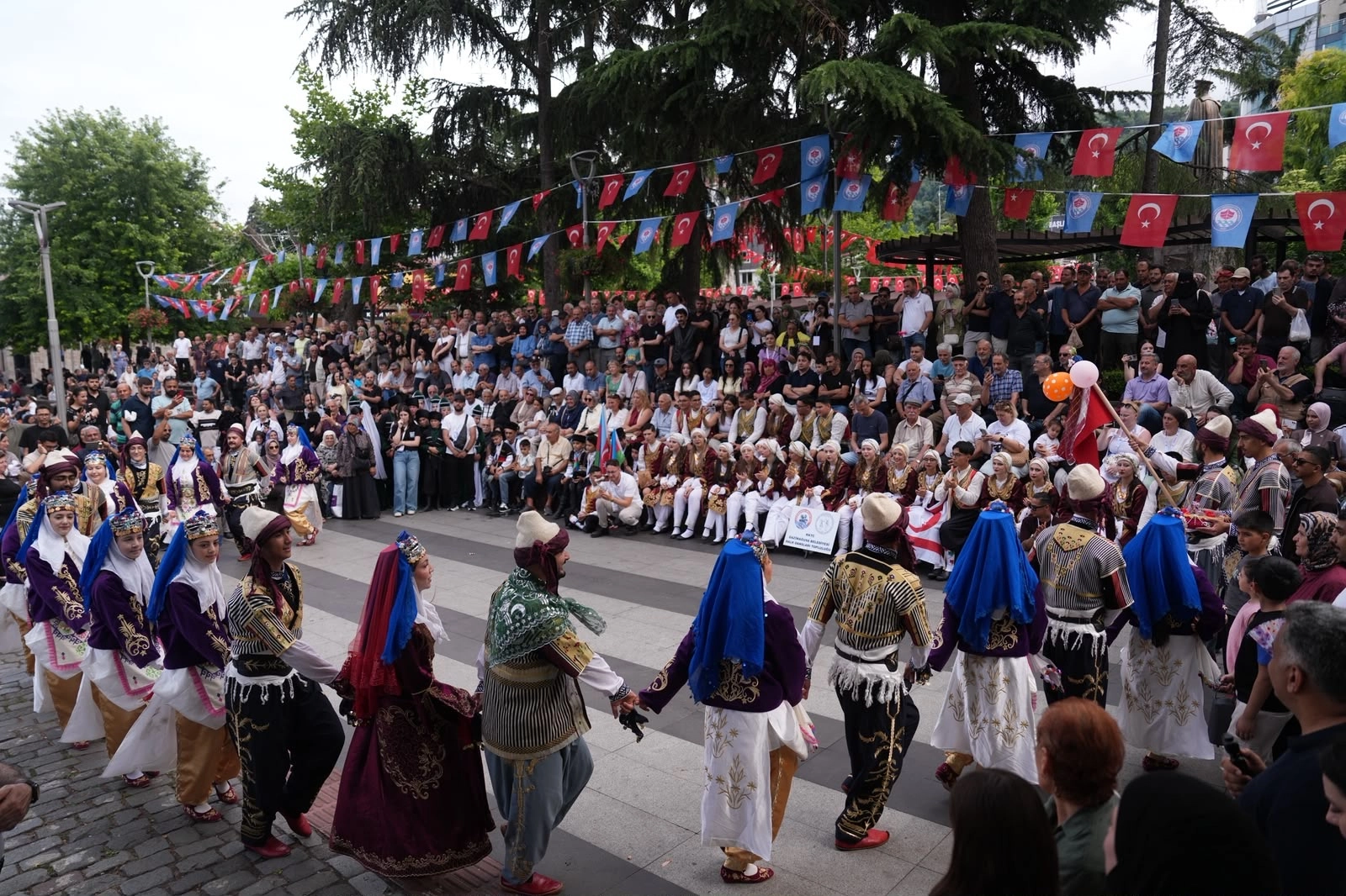 Trabzon&rsquo;da Uluslararası Horon Festivali'ne yoğun ilgi