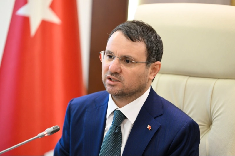 Adalet Bakanı Akın G&uuml;rlek manevi tazminat gelirini T&uuml;rk Kızılay&rsquo;a bağışladı