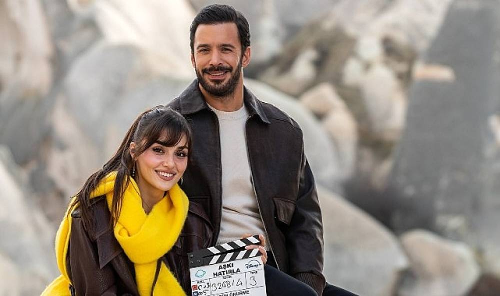 Hande Erçel ve Barış Arduç'un başrollerinde yer aldığı 'Aşkı Hatırla' dizisi çok yakında Disney+'ta!