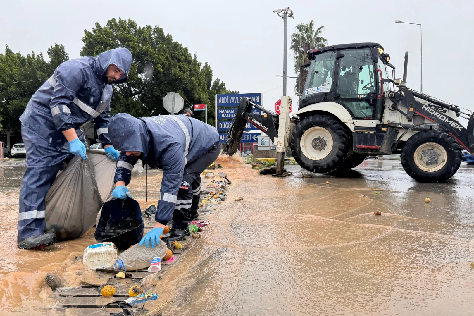 Antalya ekipleri şiddetli yağış ve r&uuml;zgara karşı teyakkuzda