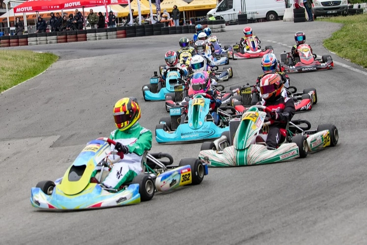 Karting heyecanı Tuzla&rsquo;da s&uuml;r&uuml;yor