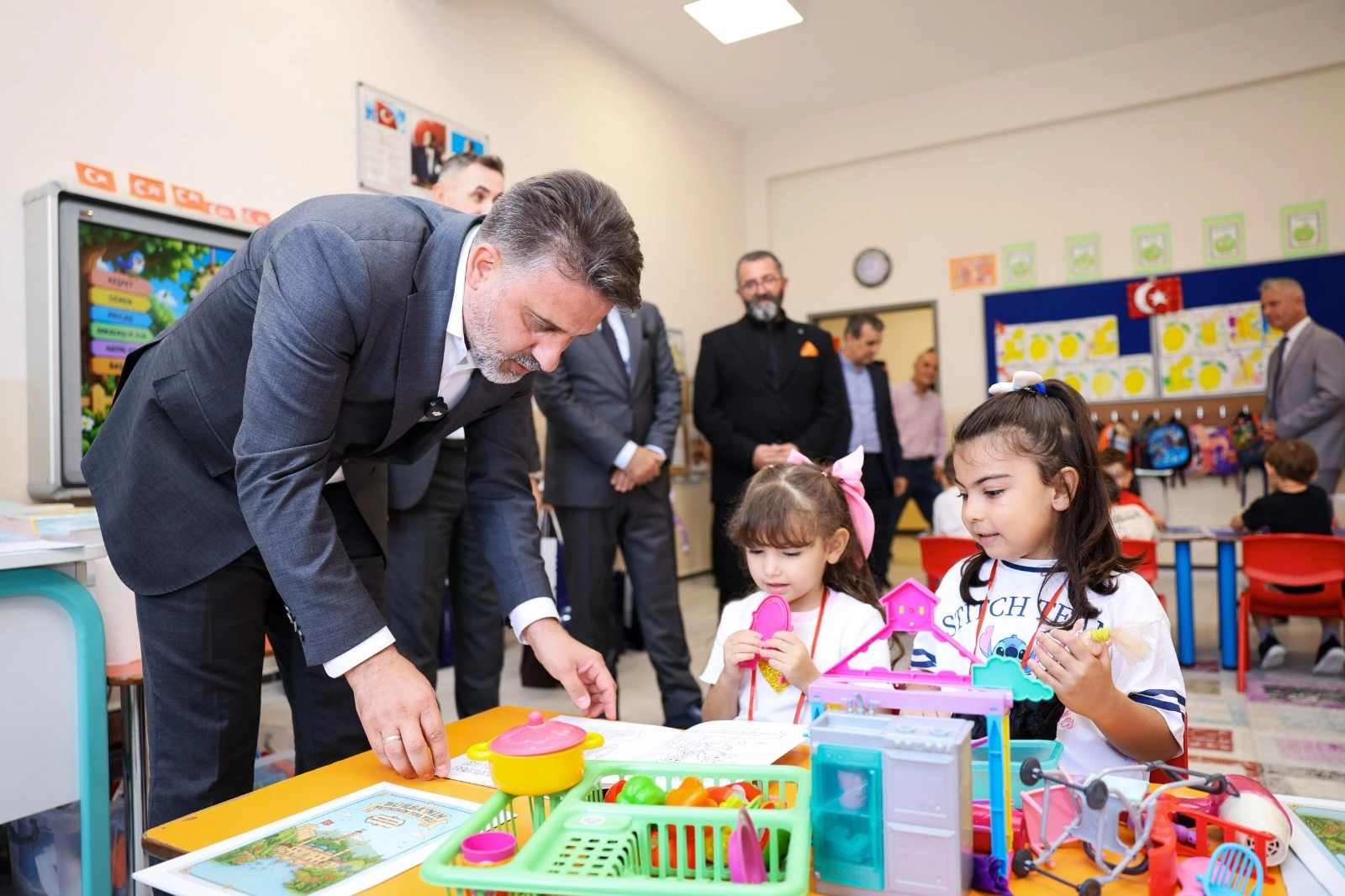 Bursa'da  Başkan Vekili Biba, &ouml;ğrencilerin ilk ders heyecanına ortak oldu