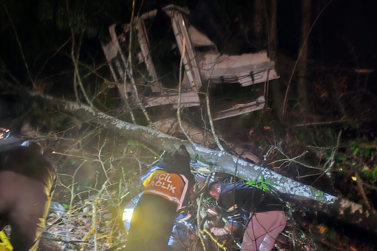 D&uuml;zce&rsquo;de tomruk y&uuml;kl&uuml; tır u&ccedil;uruma yuvarlandı