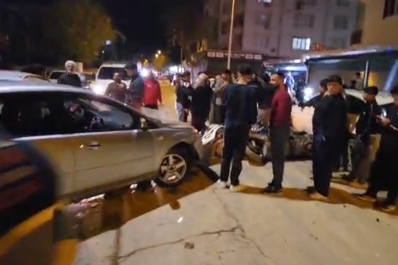 Adıyaman'da kontrolden &ccedil;ıkan ara&ccedil; ortalığı savaş alanına &ccedil;evirdi!