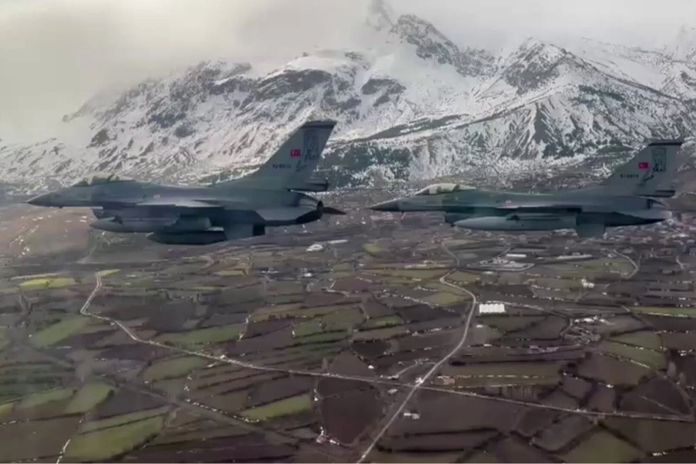 Erzincan semalarında muharip u&ccedil;ak ge&ccedil;işi