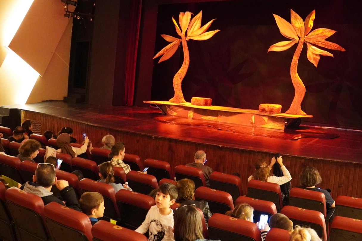 Bursa İznik'te atık piller tiyatro biletine d&ouml;n&uuml;şt&uuml;