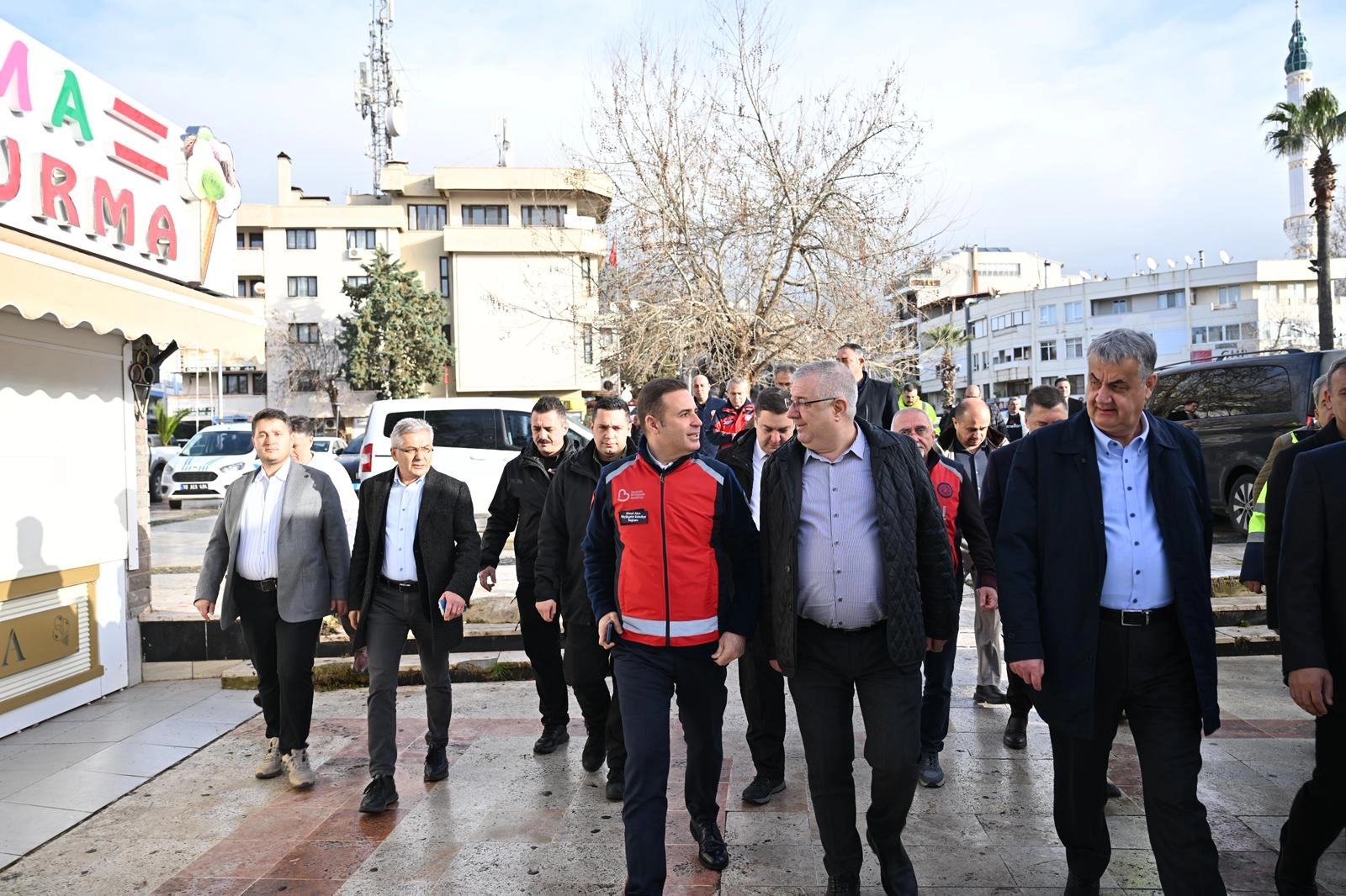 Balıkesir'de Başkan Akın lodosun vurduğu K&ouml;rfez&rsquo;de