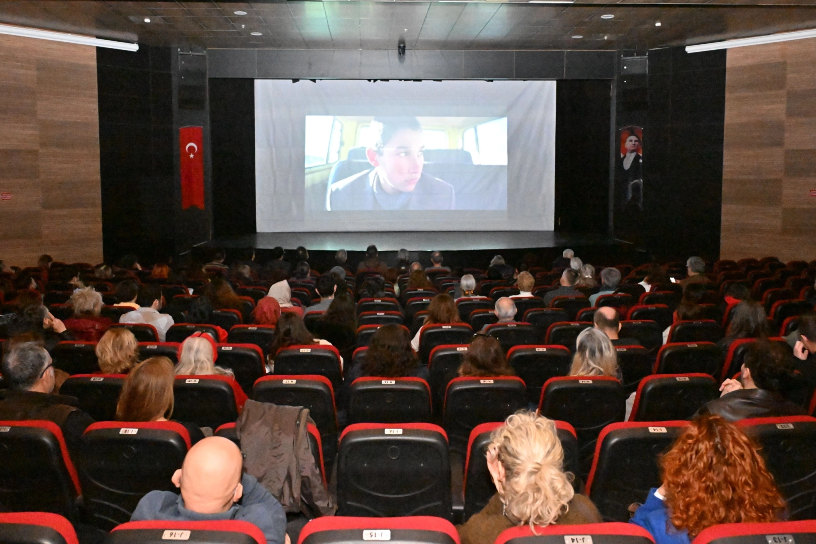 &Ouml;d&uuml;llere doymayan &ldquo;Tavşan İmparatorluğu&rdquo; izleyiciyle buluştu