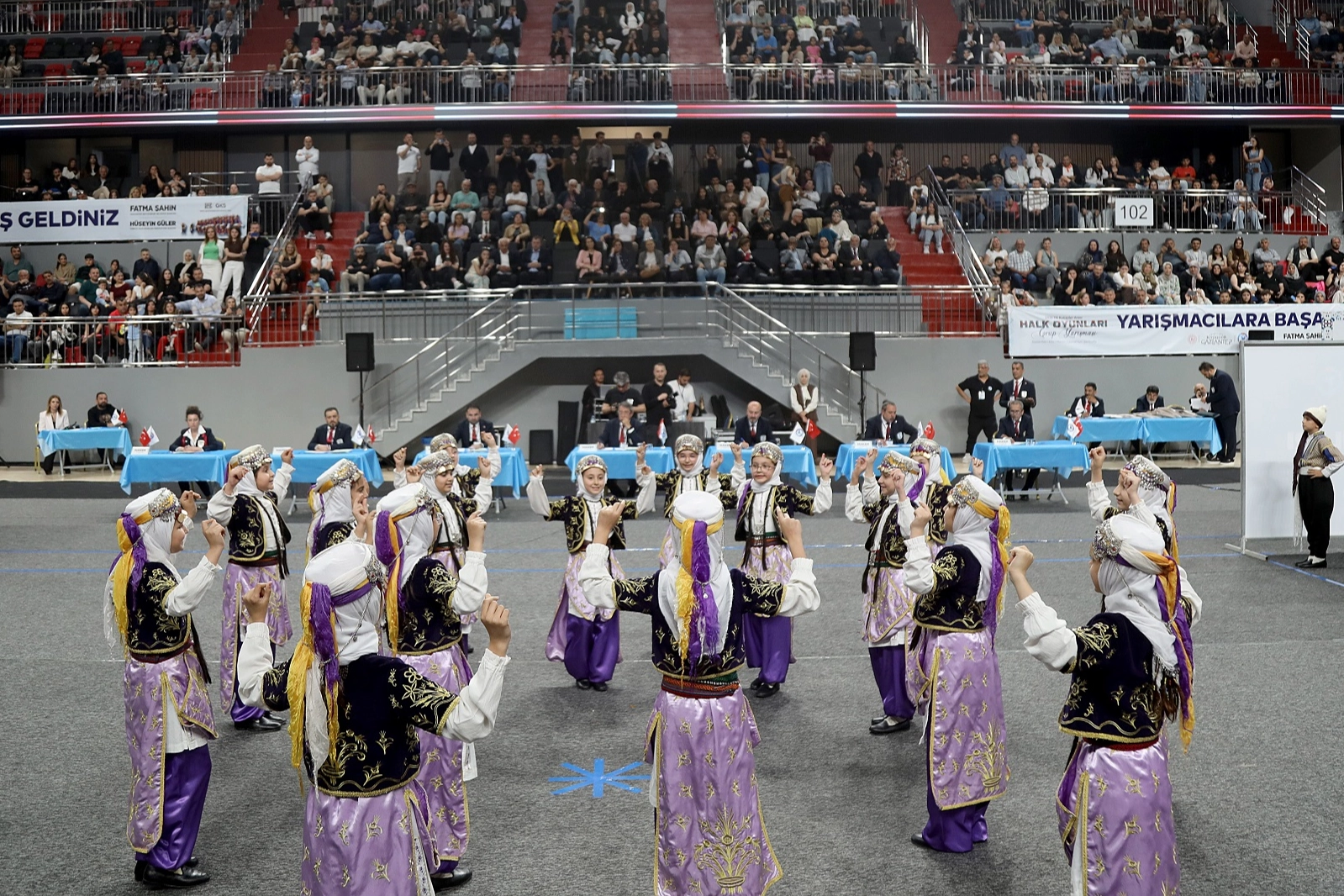 Gaziantep&rsquo;te k&uuml;lt&uuml;r r&uuml;zgarı... Halk Oyunları B&ouml;lge Şampiyonası b&uuml;y&uuml;k ilgi g&ouml;rd&uuml;