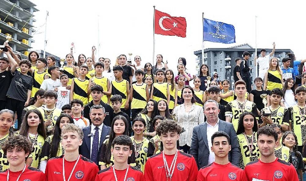 K&uuml;&ccedil;&uuml;k&ccedil;ekmece'de 19 Mayıs Gen&ccedil;lik Koşusu d&uuml;zenlendi