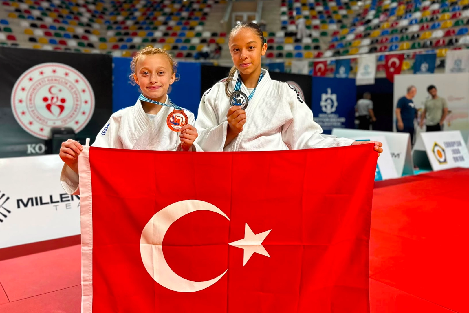 Sakaryalı sporcular judo ve g&uuml;reşte k&uuml;rs&uuml;n&uuml;n sahibi oldu