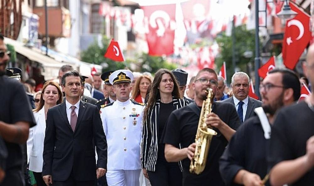 &Ccedil;eşme kurtuluşunun 104. yılını gururla kutladı