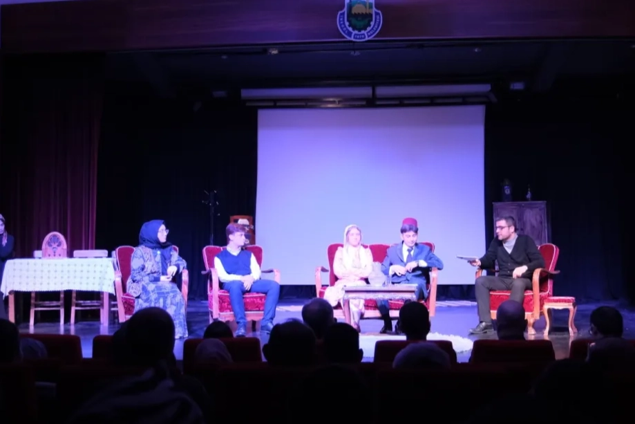 Bursa İneg&ouml;l&rsquo;de &ldquo;Puşide-i Siyah&rdquo; tiyatro s&ouml;sterisi sahnelendi