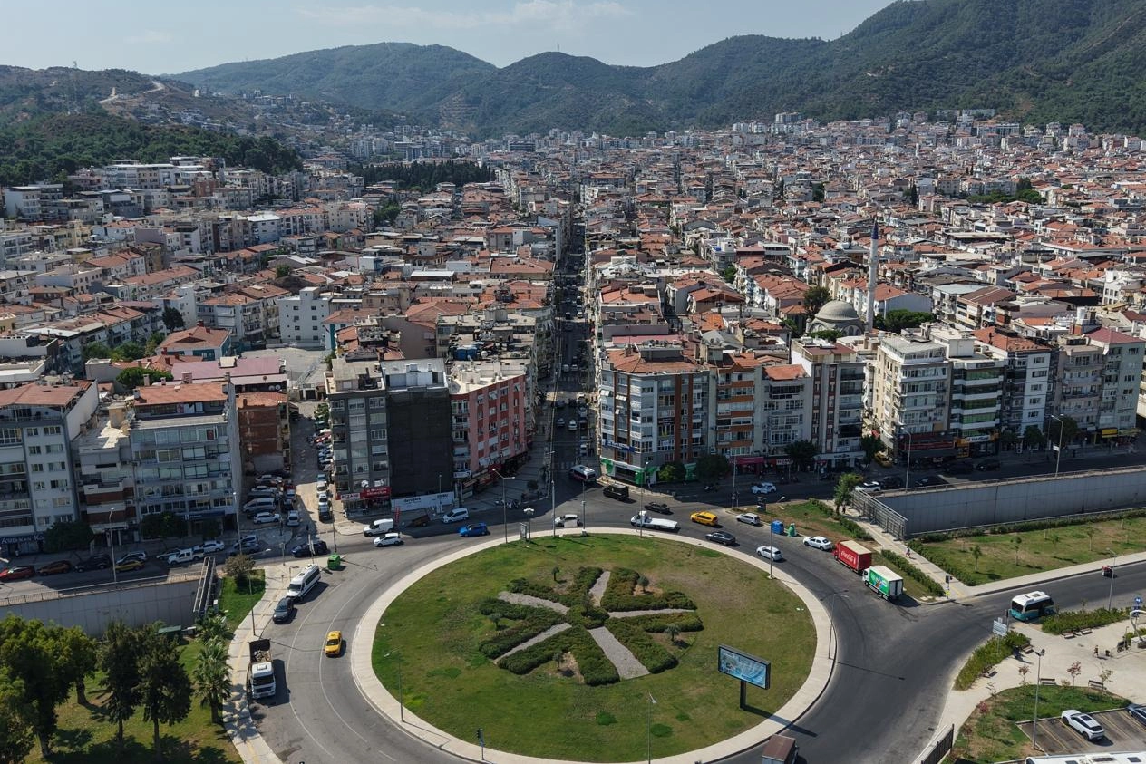 İzmir Bal&ccedil;ova&rsquo;nın caddeleri &ldquo;&ccedil;i&ccedil;ek gibi&rdquo; oldu