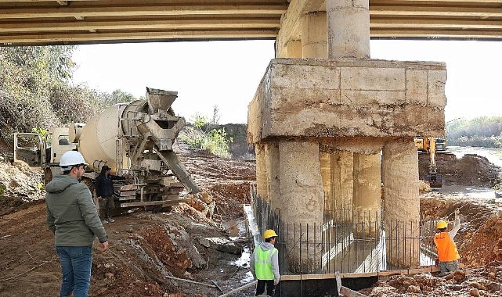 Antalya Büyükşehir Aksu Çayı köprüsünün ayağını güçlendiriyor