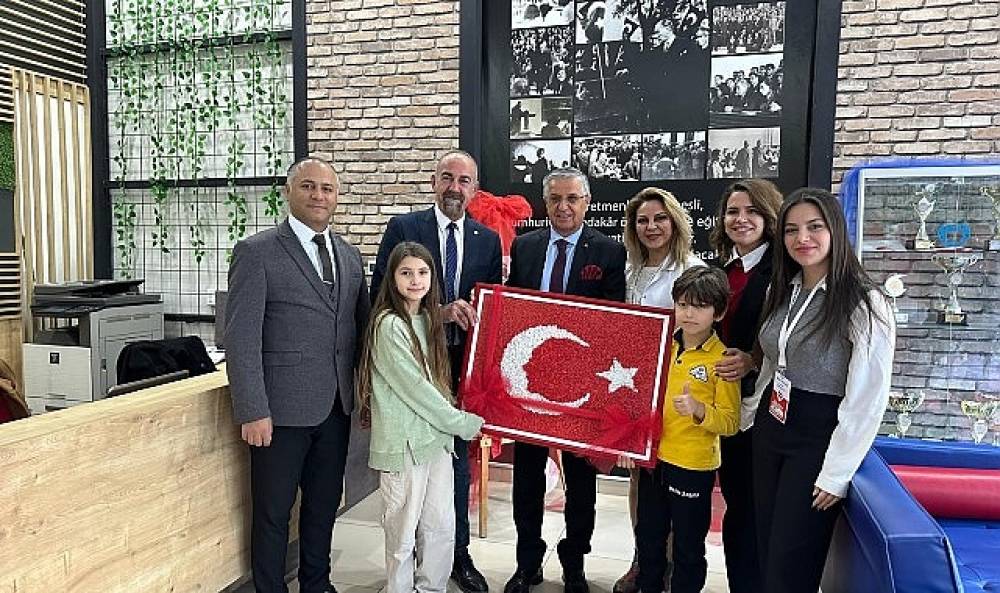 Öğrencilerden Başkan Topaloğlu'na Türk bayrağı 