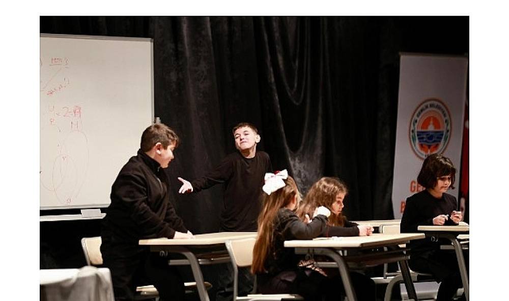 &Ccedil;ocuk Şenlikleri "Okulda Sıradan Bir G&uuml;n" G&ouml;sterisi İle Başladı