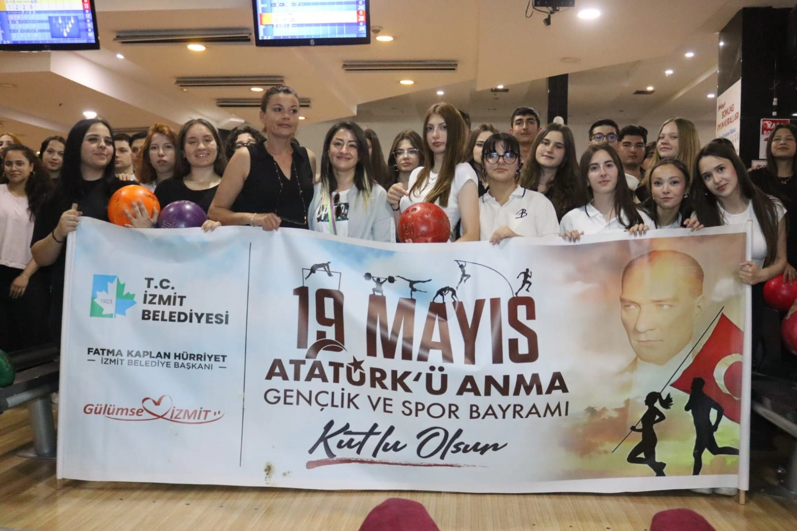 İzmitli gen&ccedil;ler bowlingte buluştu