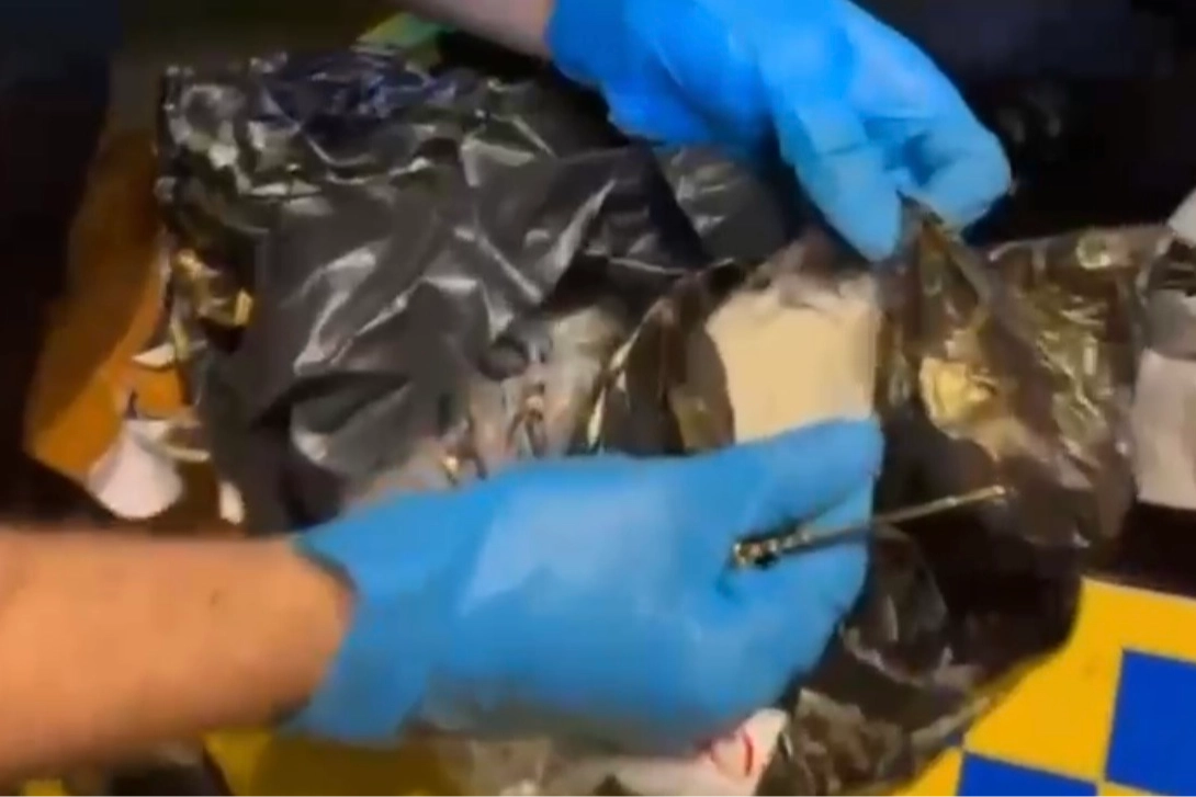 Ticari taksinin motor b&ouml;l&uuml;m&uuml;nde 710 gram metamfetamin!