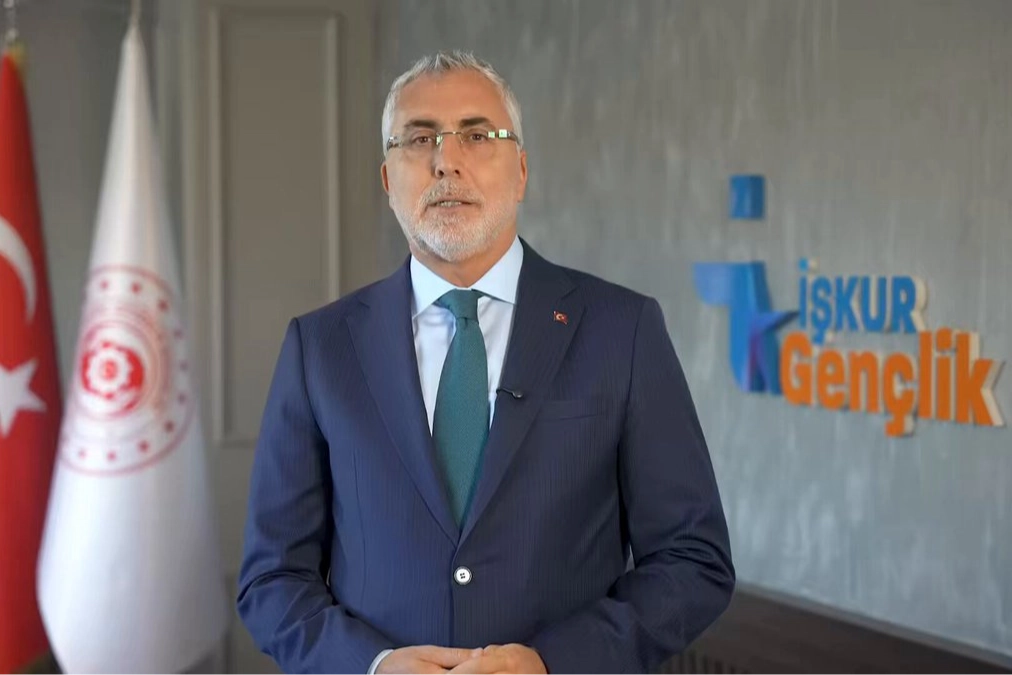 Bakan Işıkhan'dan tercih d&ouml;neminde gen&ccedil;lere DABİS &ccedil;ağrısı
