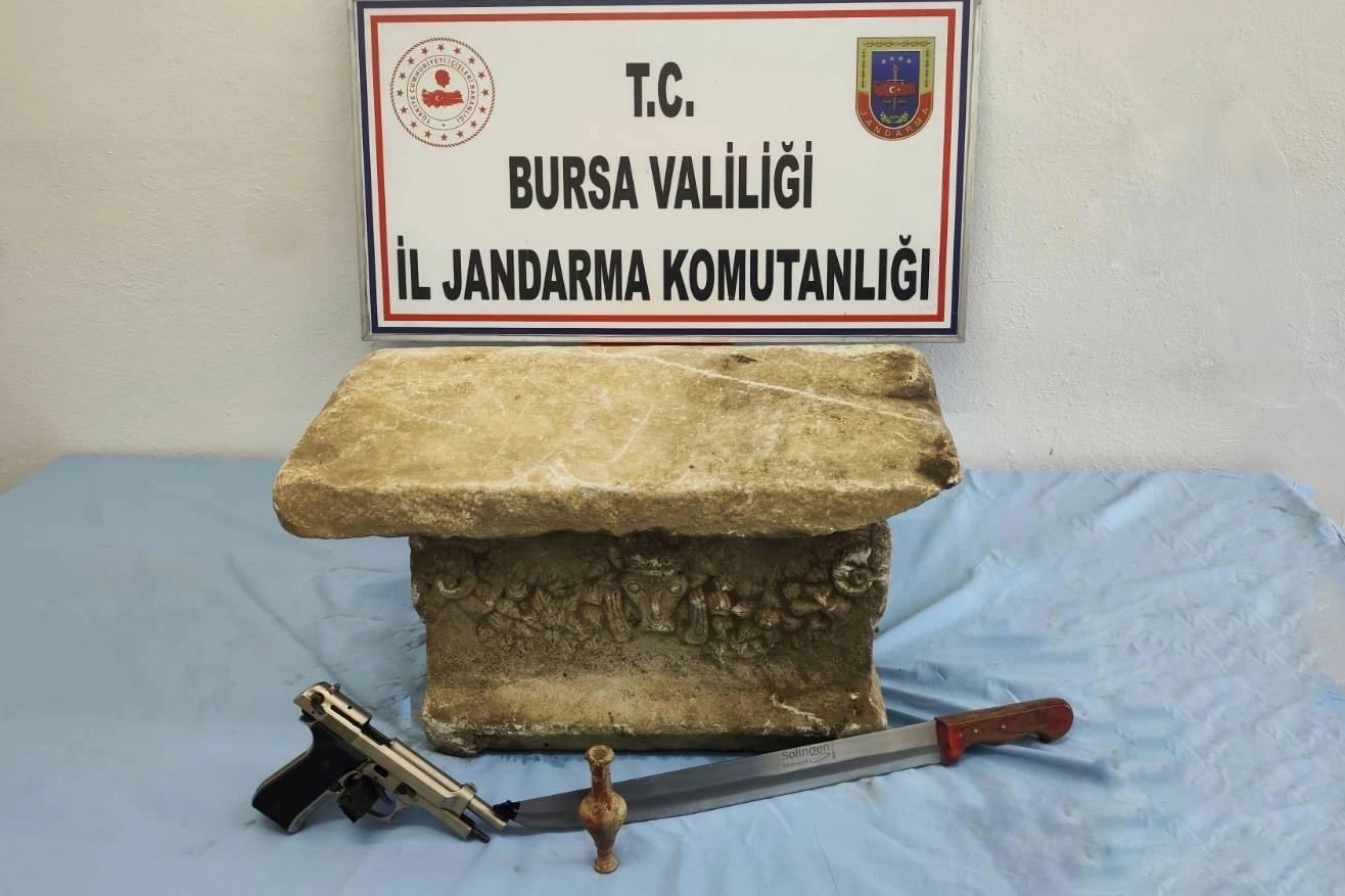 Bursa&rsquo;da tarihi eser operasyonu... Lahit ve objeler ele ge&ccedil;irild