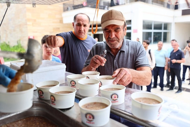 Denizli B&uuml;y&uuml;kşehir&rsquo;den 3 noktada 10 bin kişilik aşure hayrı
