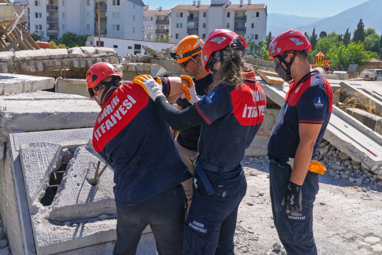 İzmir İtfaiyesi ağır arama kurtarmada g&uuml;&ccedil;leniyor