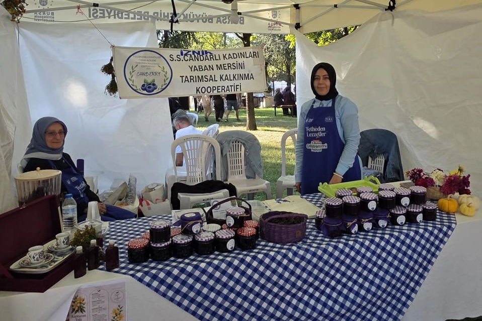 Candarlı kadınlarından Bursa Gastronomi Festivali&rsquo;nde yaban mersini r&uuml;zg&acirc;rı