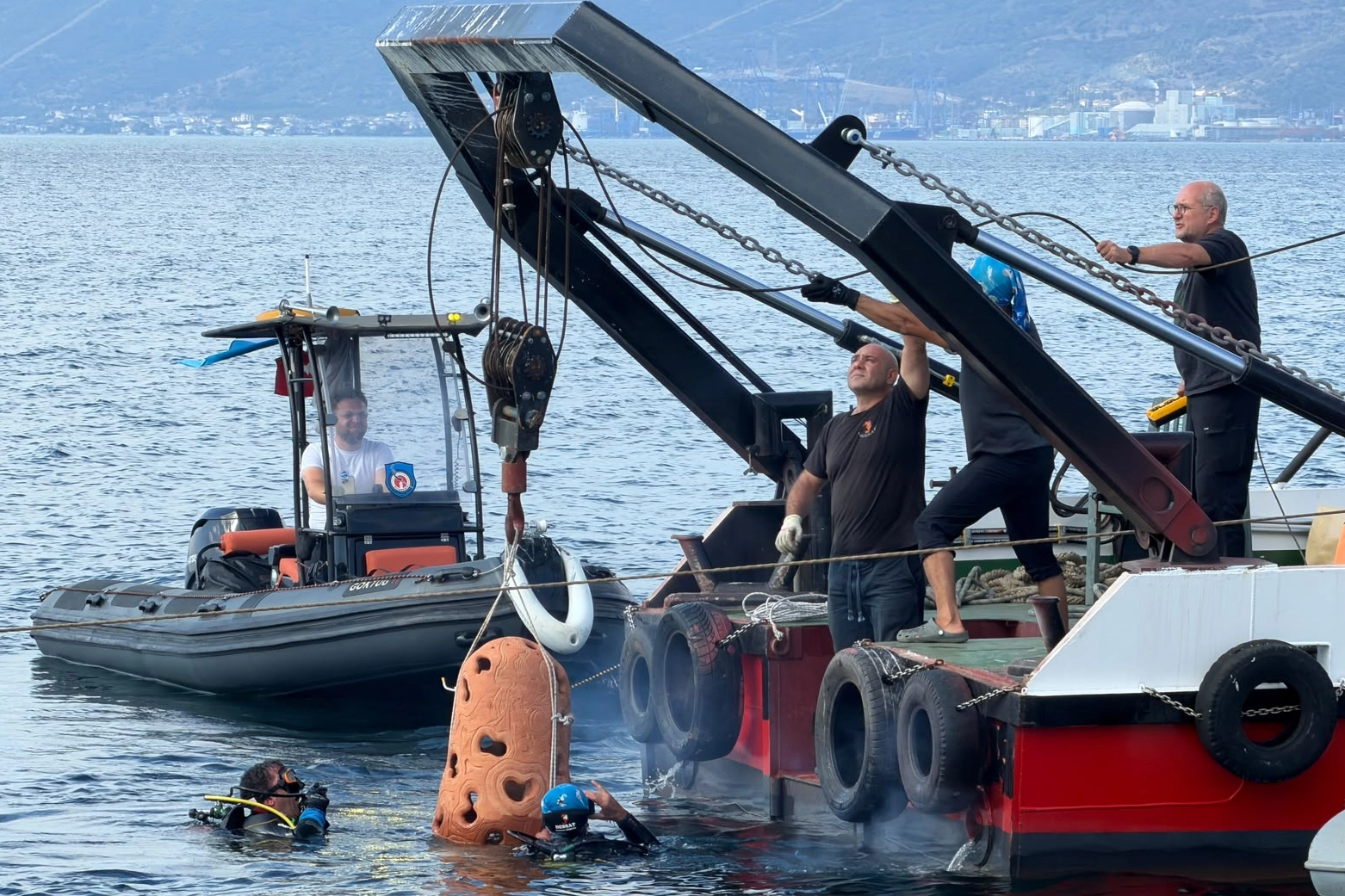 İzmit K&ouml;rfezi&rsquo;nde resifler denize indirildi