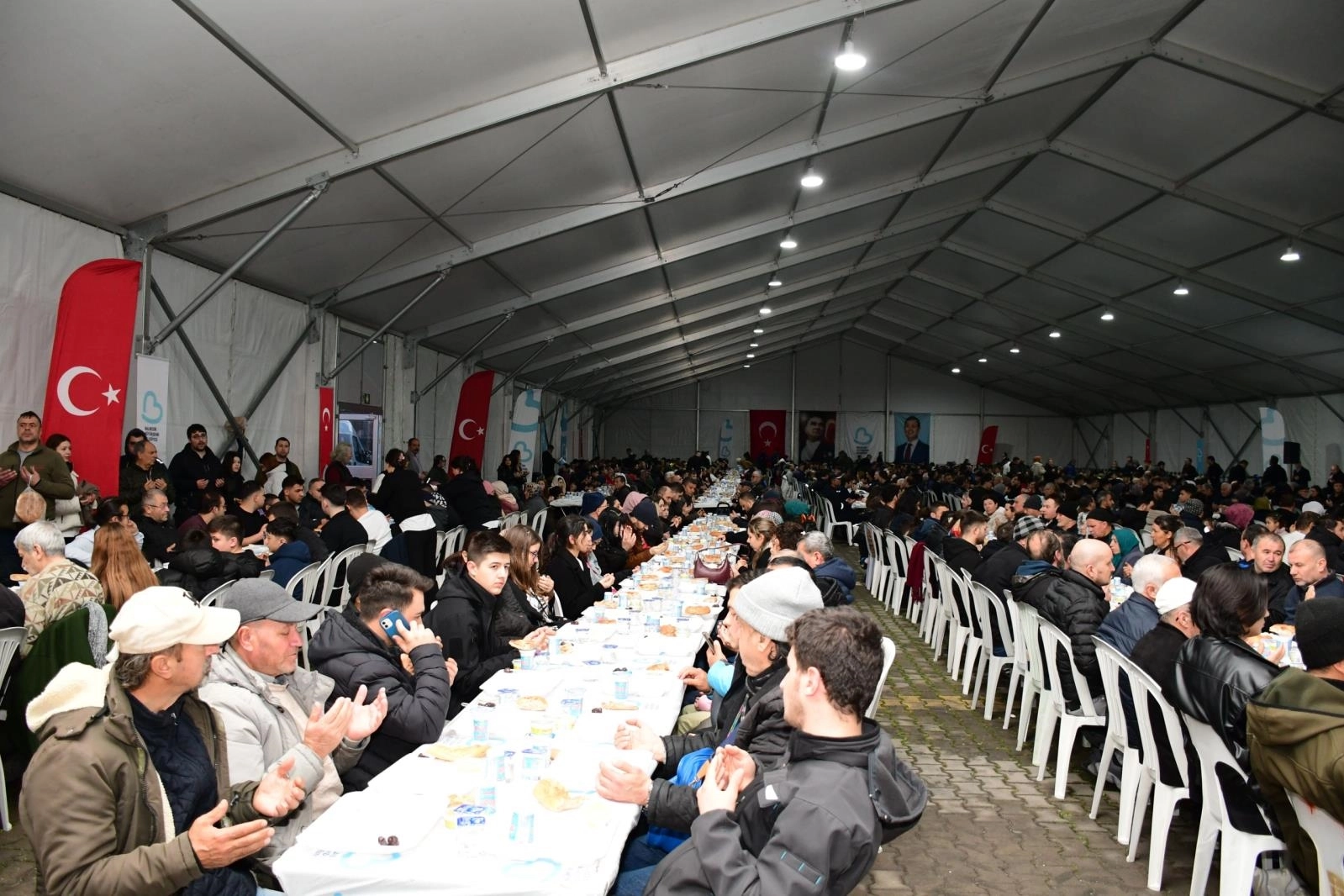 Balıkesir B&uuml;y&uuml;kşehir, ilk iftarını vatandaşlarıyla ger&ccedil;ekleştirdi